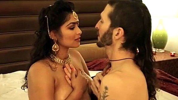 Индианка ебется с мужиком по законам камасутры