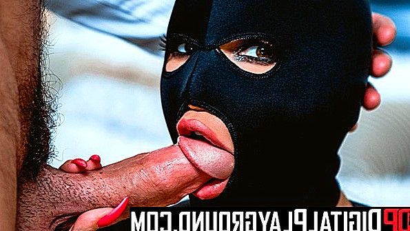 Надела латексный костюм и ебется в стиле фетиша