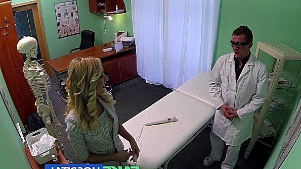 Холеная пациентка ебется с доктором словно шлюха