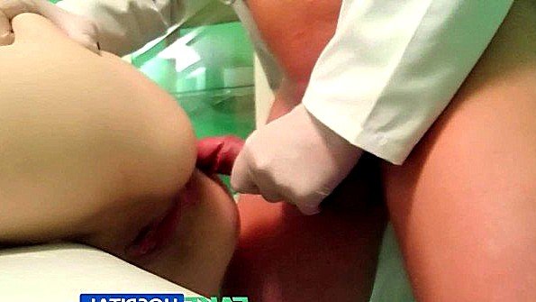 Врач нагло пристает к пациентке и жестко трахает