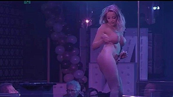 Роскошная стриптизерша заводит публику своим телом