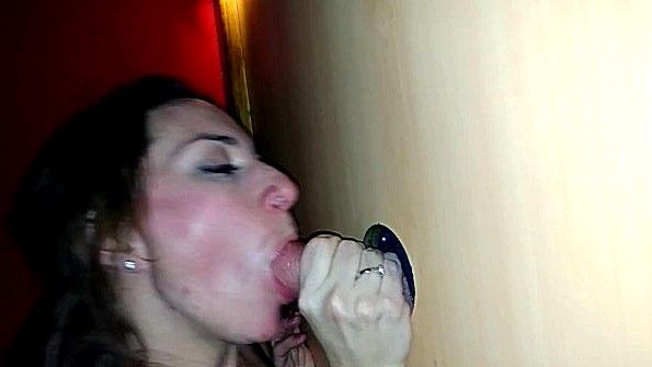 Чужой хуй из дырки в стене жена отсосет с радостью