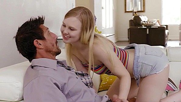 Домработница предложила мужику поебаться с ней