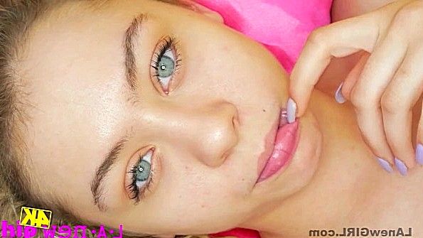 Кокетливая девушка неторопливо гладит свои прелести