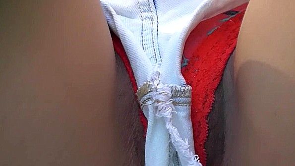 Лежит на улице и светит пиздой через узкие шорты