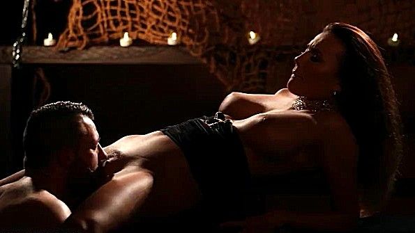 Чувственно трахает девицу и заставляет бурно кончить