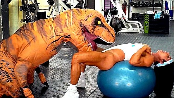 Надел костюм динозавра и помог бабенке кончить