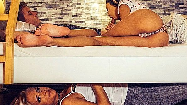 Подождала пока парочка закончит трах и присоединилась