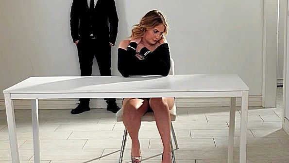 Сиськастая бабенка рассказывает мужу о своей измене