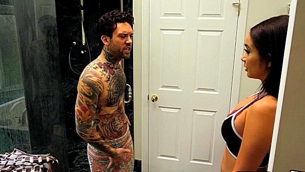 Дождалась отца из душа и предложила ее поиметь