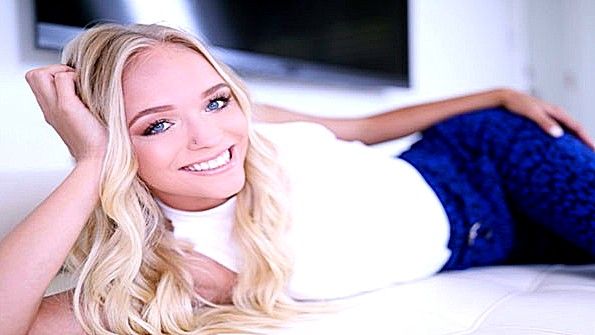 Очень возбужденная блондинка занялась крутым трахом