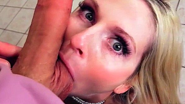 Распахнул халат на сестре и заставил сделать ему минет