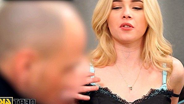 Пикантно разделась перед мужиком и оседлала его хуй