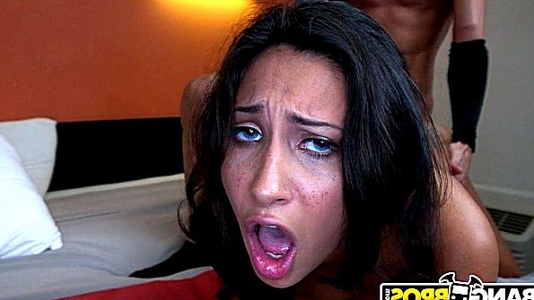 Восхитительная брюнетка ебется на кастинге с чуваком