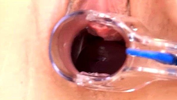 Девке нравится расширять пизду специальным прибором