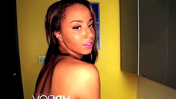 Темнокожая кокетка рада потрахаться с чуваком