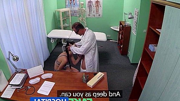 Доктор бесстыдно трахает пациентку до семяизвержения