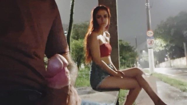 Рискнул подрочить на остановке перед рыженькой девушкой