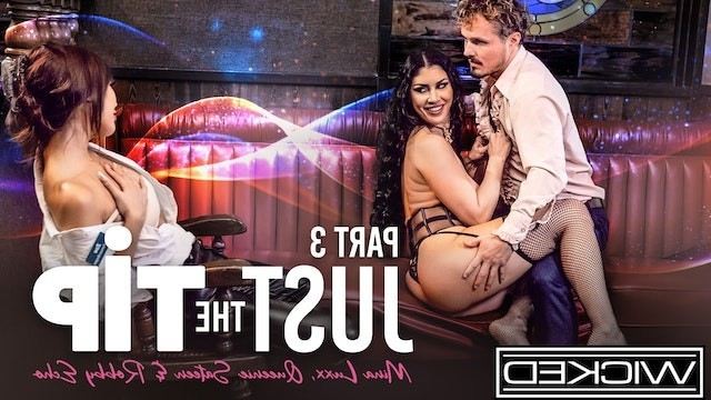 Магическая пара трахается на глазах у официантки