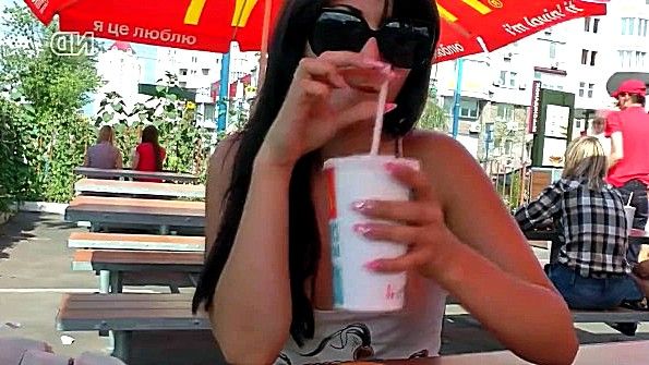 Девица любит показывать пизду на улице втихую