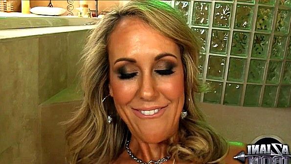 Уселась на полу и стала долбить дилдо свою пизду