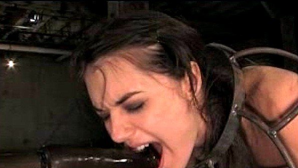 Скованная рабыня получает долбежку во все дырки