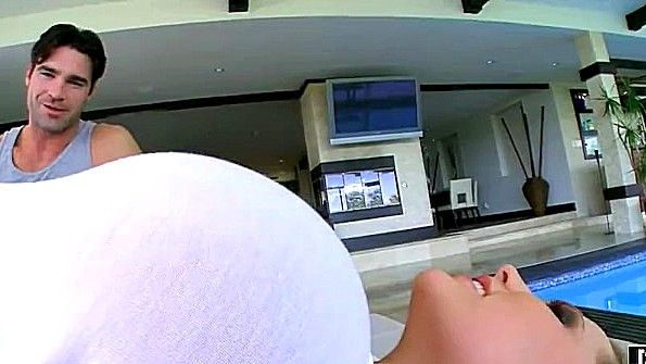 Тренер по фитнесу легко совратил кокетку на трах