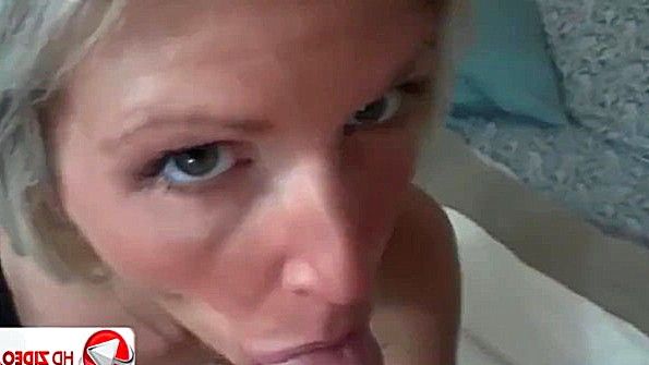 Возбужденная зрелая любительница делает минет