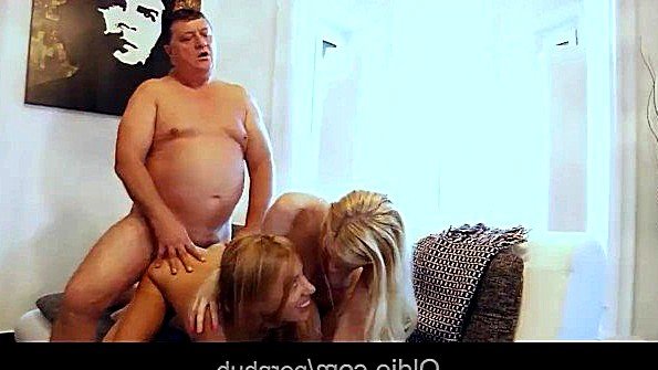 Старый босс трахает двух молодых сотрудниц сразу