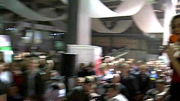 Стриптизерша мастурбирует на сцене перед толпой