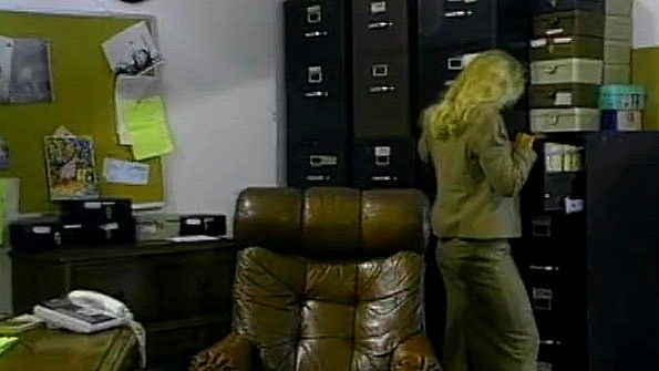 Распаленная блондинка трахается на ступеньках лестницы