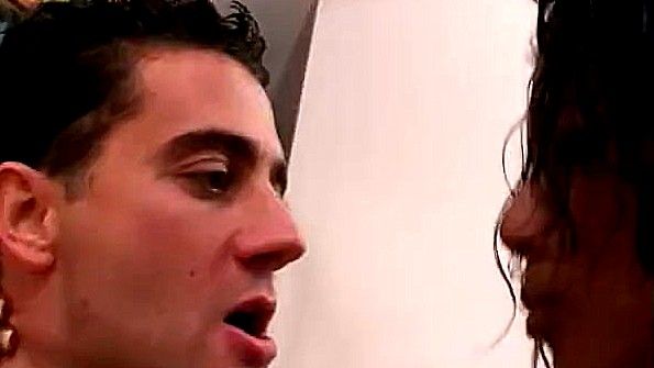 Познакомил чувака с девкой и предложил ту поиметь