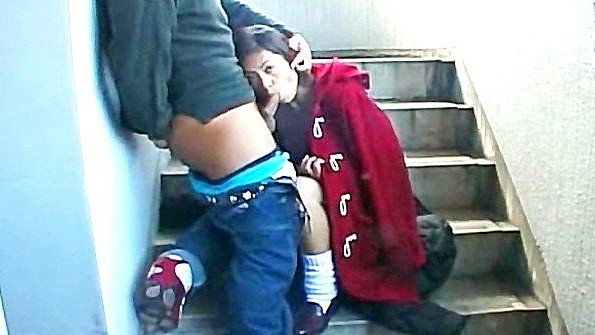 Чувак быстро трахает азиатку на лестнице подъезда