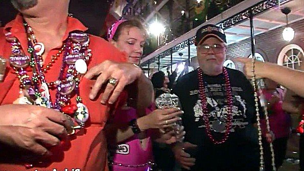 Любительницы бесстыже показывают сиськи на вечеринке