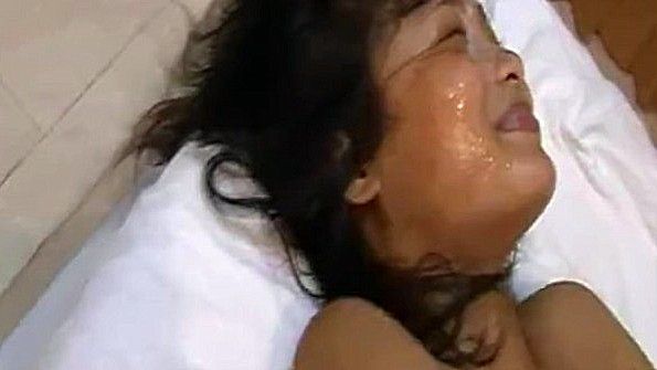 Азиатку оттрахали раком и кончили сперму на рожу