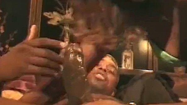 Снял с негритянки белье и стал ее грубо трахать