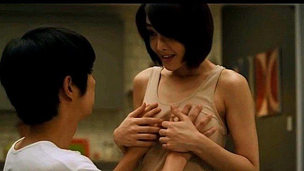 Кореянка разрешает пацану поласкать ее грудь