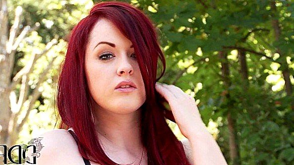 Сиськастая развратница развлекается с дилдо