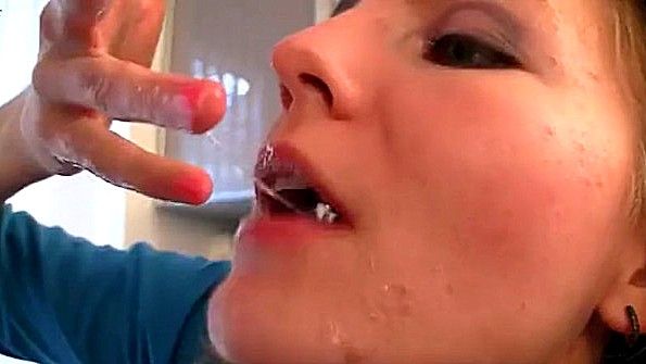 Налили девке сперму на стол и заставили вылизать ту