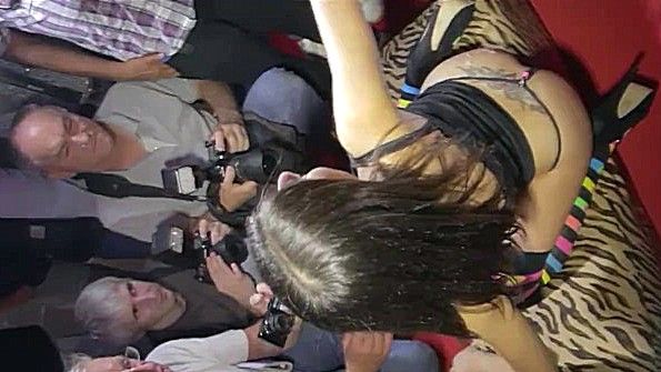 Девица публично трахается на глазах у толпы