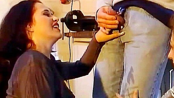 Ссут с помощью хуя парня и трахаются с ним бурно