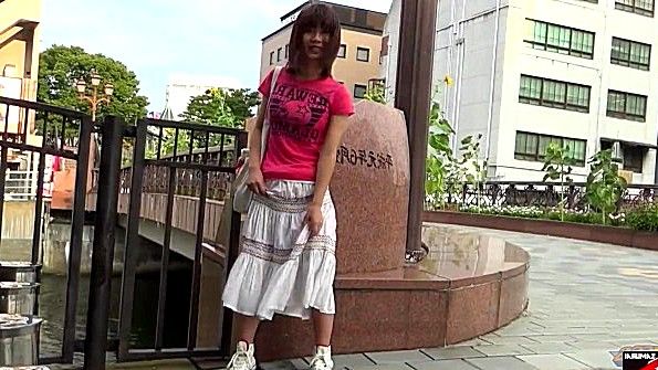 Писает в юбке на улице и показывает мокрые трусы