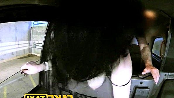 Пассажирка такси согласилась на минет и на еблю