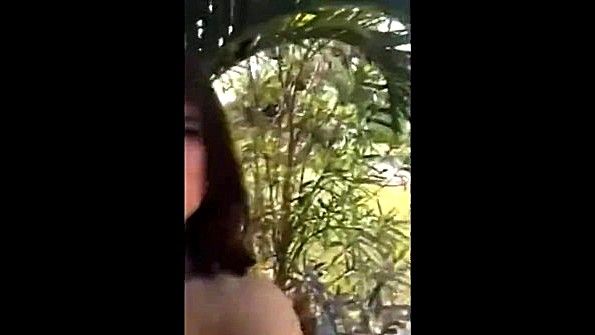 Цыпочка мастурбирует на природе и делает селфи