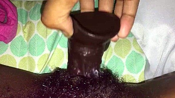 Дилдо в пизде негритянки помогает кончить