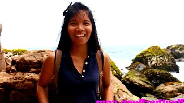 Азиатская любительница мастурбирует прямо на пляже