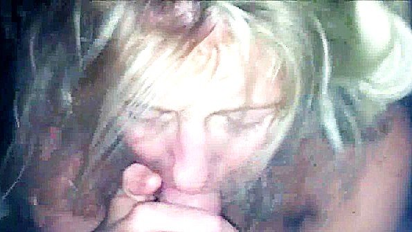 Муж ебет жену и дает ей сосать у другого чувака