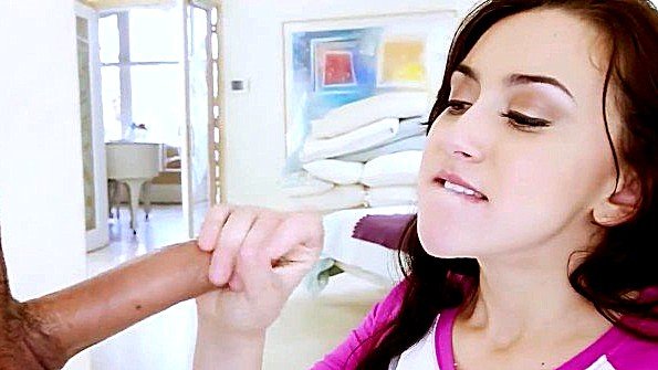 Молодая развратница уверенно трахается с партнером