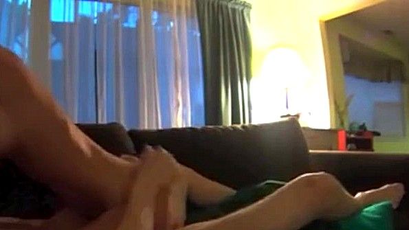 Молодая сучка готова ебаться перед веб камерой