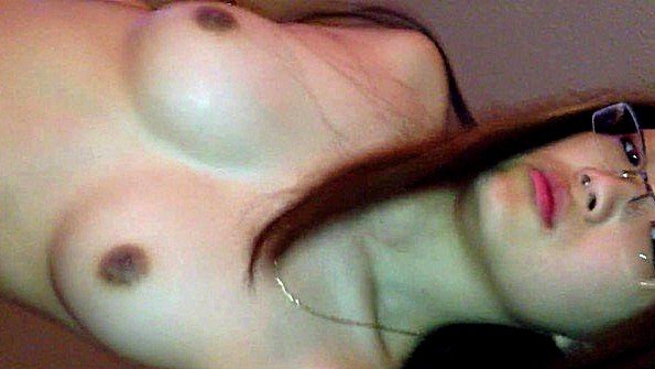 Азиатке нравится ебаться с чуваком на камеру